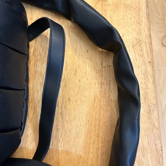 Steve Madden Black Puffer Shoulder Strap/ Crossbody Strap Bag - Picture 10 of 15